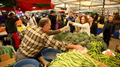 Karşıyaka Belediyesi, çocukları şiddetten korumak için pazar yerlerinde kesici alet