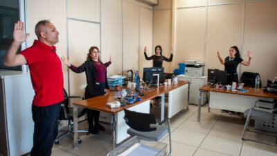 Karşıyaka Belediyesi'nde mesai öncesi 20 dakikalık ofis egzersizi başladı. Hedef: