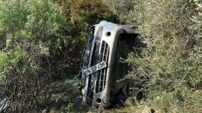 Kuşadası İkiçeşmelik'te şarampole yuvarlanan araçta sıkışan sürücü, itfaiye ekiplerinin zamanla