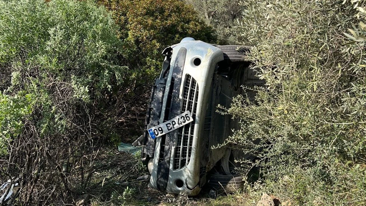 Kuşadası İkiçeşmelik'te şarampole yuvarlanan araçta sıkışan sürücü, itfaiye ekiplerinin zamanla