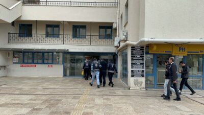 Marmaris'te yabancı turistleri dolandıran 4 şüpheli Antalya'da yakalanarak tutuklandı. Dijital