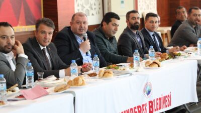 Başkan İlkay Çiçek, Menderes’in muhtarlarıyla bir araya gelerek mahallelerin taleplerini