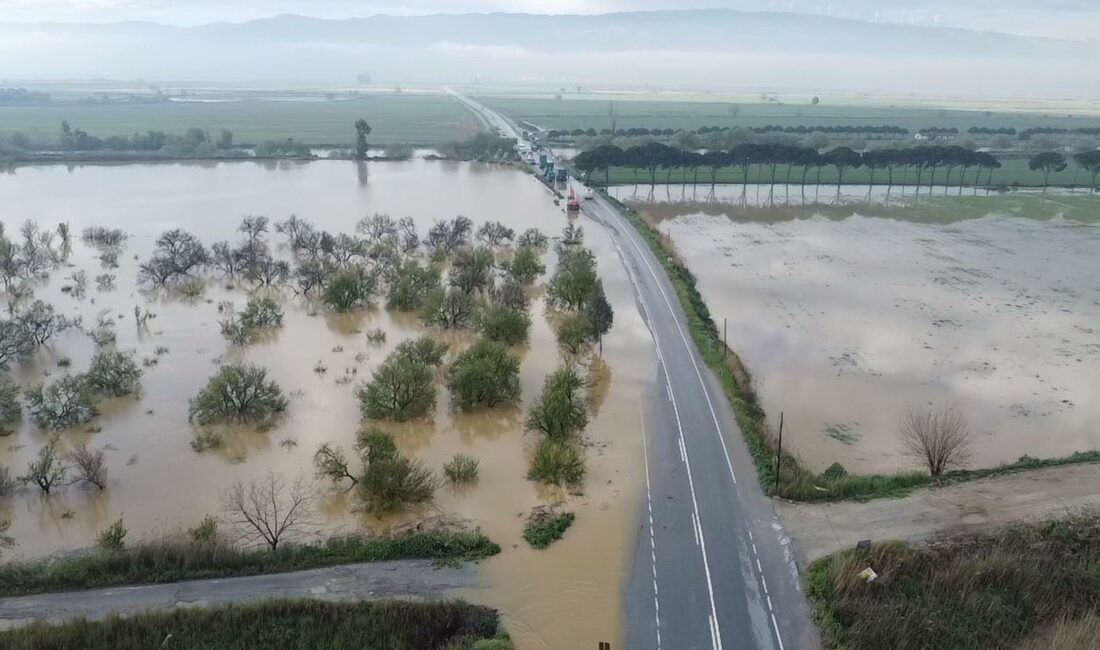 Aydın'da sağanak felaketi: Büyük Menderes taştı, tarım arazileri ve yollar