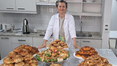 İzmir Meslek Fabrikası mezunu Özgür Karasar, Rotterdam'da ünlü bir pastanede