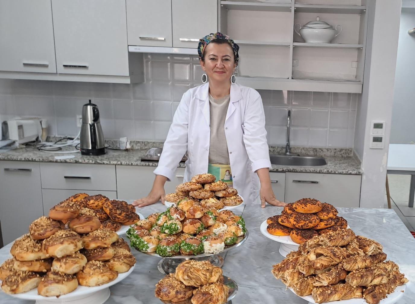 İzmir Meslek Fabrikası mezunu Özgür Karasar, Rotterdam'da ünlü bir pastanede