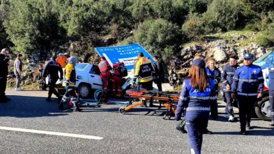 Muğla Menteşe'de trafik levhalarına çarpan araç alev aldı. İçindeki 2