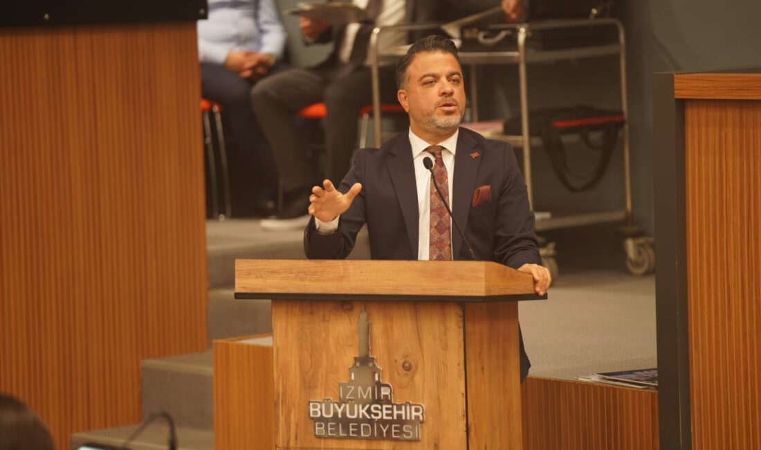 Seferihisar Belediyesi'ne ait resmi aracın eğlence mekanına adam taşıdığı görüntüler