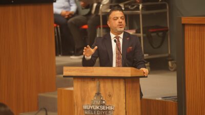 Seferihisar Belediyesi'ne ait resmi aracın eğlence mekanına adam taşıdığı görüntüler