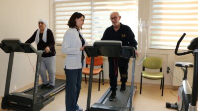 İzmir’de uygulanan pulmoner rehabilitasyon tedavisiyle Muammer Kök yeniden sağlığına kavuşuyor.