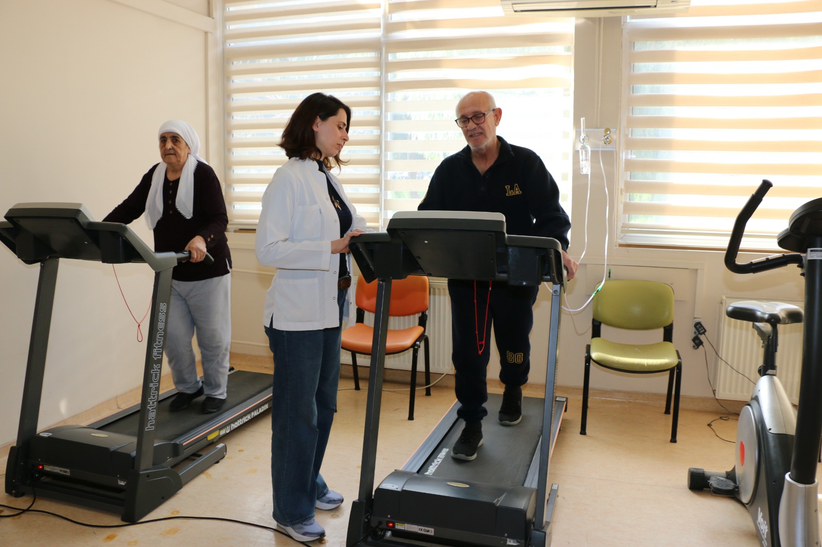 İzmir’de uygulanan pulmoner rehabilitasyon tedavisiyle Muammer Kök yeniden sağlığına kavuşuyor.