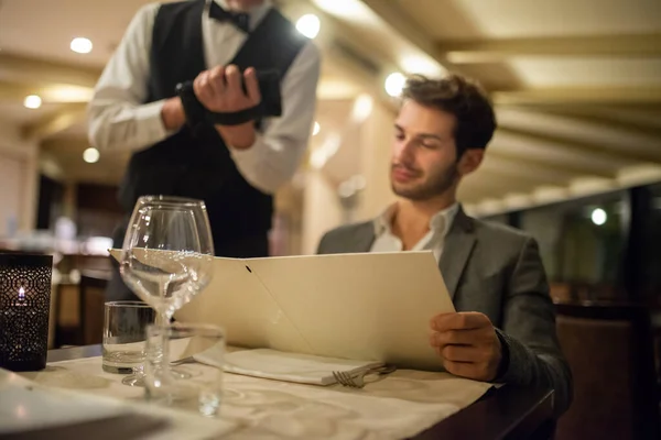 RESTORANLARDA AYRINTILI MENÜ DÖNEMİ: YENİ KURALLAR VE TARİHLER BELLİ OLDU Restoranlarda ayrıntılı menü ve kalori bilgisi zorunlu oluyor. Yeni uygulama
