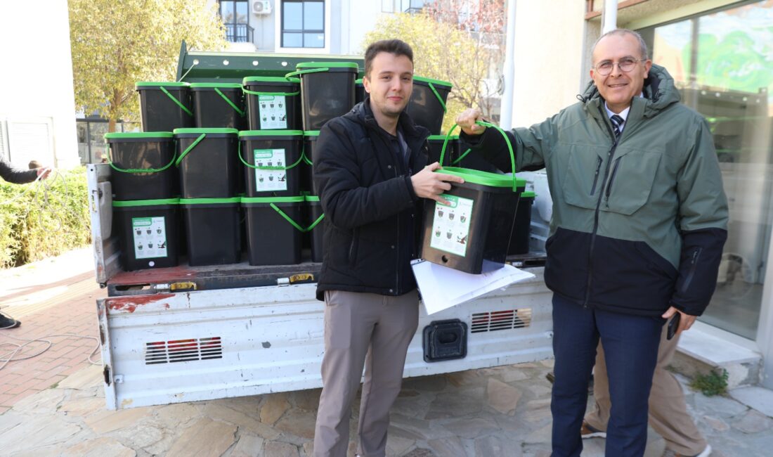 Seferihisar’da Kompost Atölyesine Dev Katılım: Doğal Gübre Seferihisar'da düzenlenen kompost atölyelerinde organik atıkların doğal gübreye dönüşüm süreci