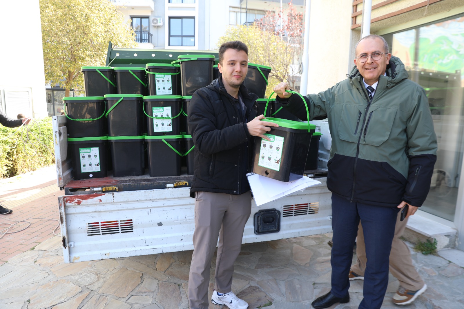 Seferihisar'da düzenlenen kompost atölyelerinde organik atıkların doğal gübreye dönüşüm süreci