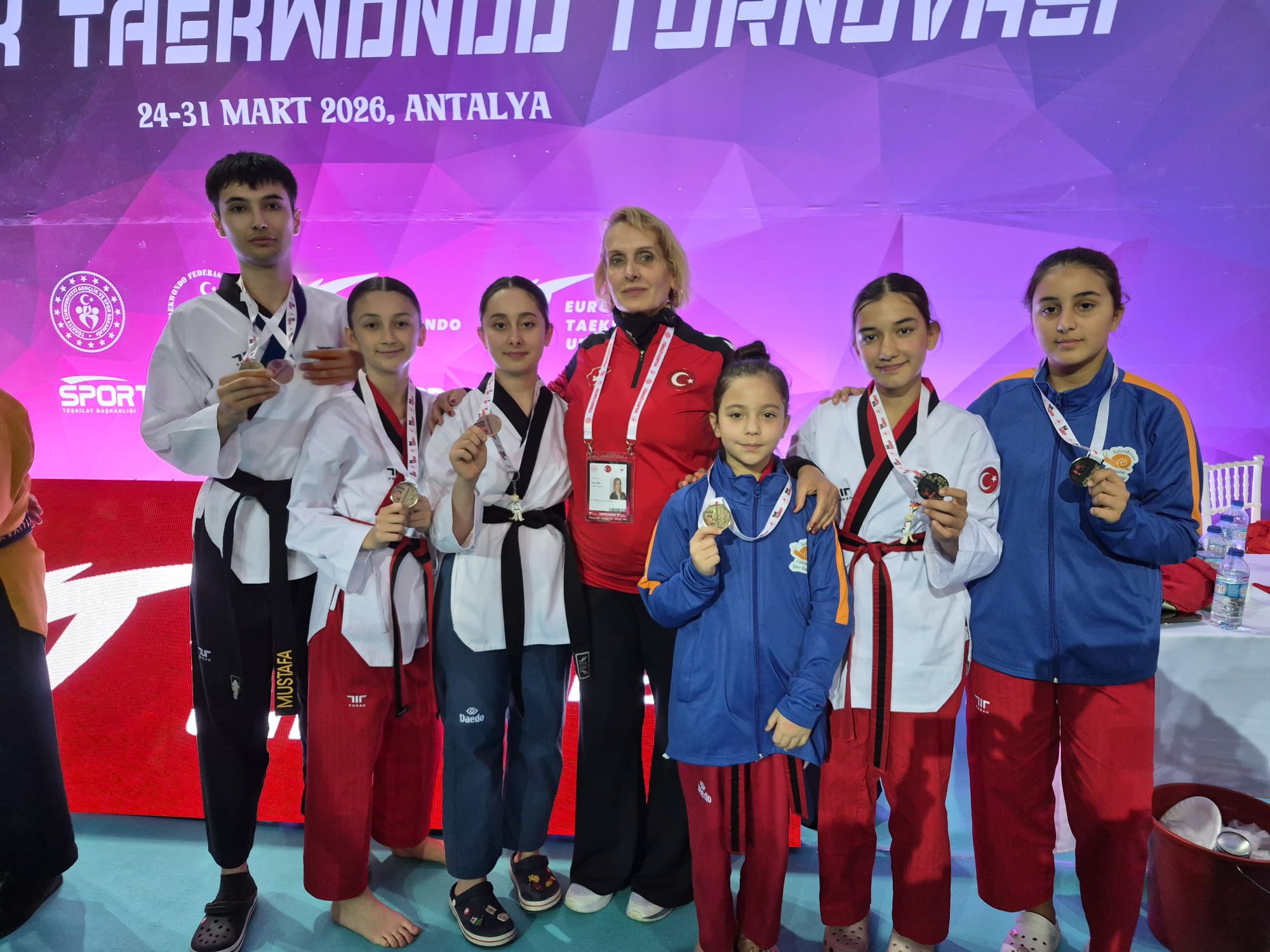 Seferihisarlı sporcular Antalya'daki Taekwondo Şampiyonası'na damga vurdu. Milli takıma bir
