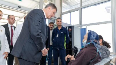 Başkan Cemil Tugay, Eşrefpaşa Hastanesi’nde meslektaşlarıyla Tıp Bayramı’nı kutlayarak sağlıkta
