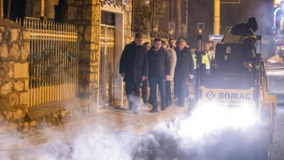 Başkan Tugay gece mesaisindeki işçileri ziyaret etti; Bayraklı ve Buca'daki