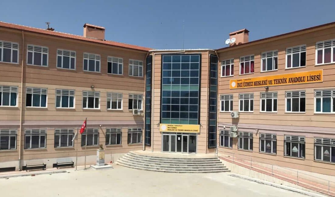 Turgutlu’da lisede skandal: Öğretmenden Atatürk’e ağır hakaret Turgutlu'da bir öğretmenin Atatürk'e hakaret ettiği iddiasıyla 11 öğrenci şikayetçi