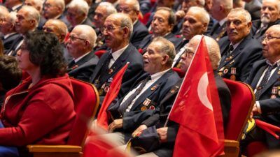 İzmir’de sahnelenen “Uyan Memet” müzikali, 200 kişilik dev kadrosuyla Çanakkale