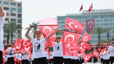 İzmir 23 Nisan kutlamaları için nefesler tutuldu! Cumhuriyet Meydanı'nda 1652