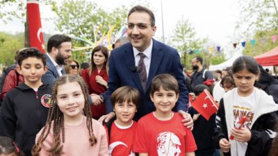 Balçova Belediye Başkanı Onur Yiğit 23 Nisan kutlamalarında meydanı dolduran