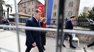 Meslek Fabrikası mücadelesi tam gaz! Cemil Tugay barikatları aşarak içeri