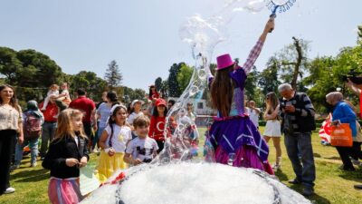 İzmir 23 Nisan Kültürpark kutlamaları Gökçe konseri ve dev kortejle