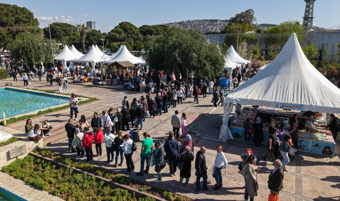 İzmir Kitap Fuarı İZKİTAP'ta büyük izdiham! Oya Baydar, Ayşe Kulin