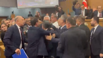 İzmir Büyükşehir Meclisi arbede sahneleriyle çalkalandı! CHP ve AK Parti