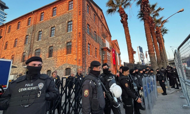 Meslek Fabrikası operasyonu ile İzmir'de şafak vakti polis müdahalesi yaşandı!