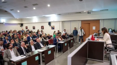 Karşıyaka Belediyesi istifa depremiyle sarsıldı! 8 meclis üyesi komisyonlardan çekildi,