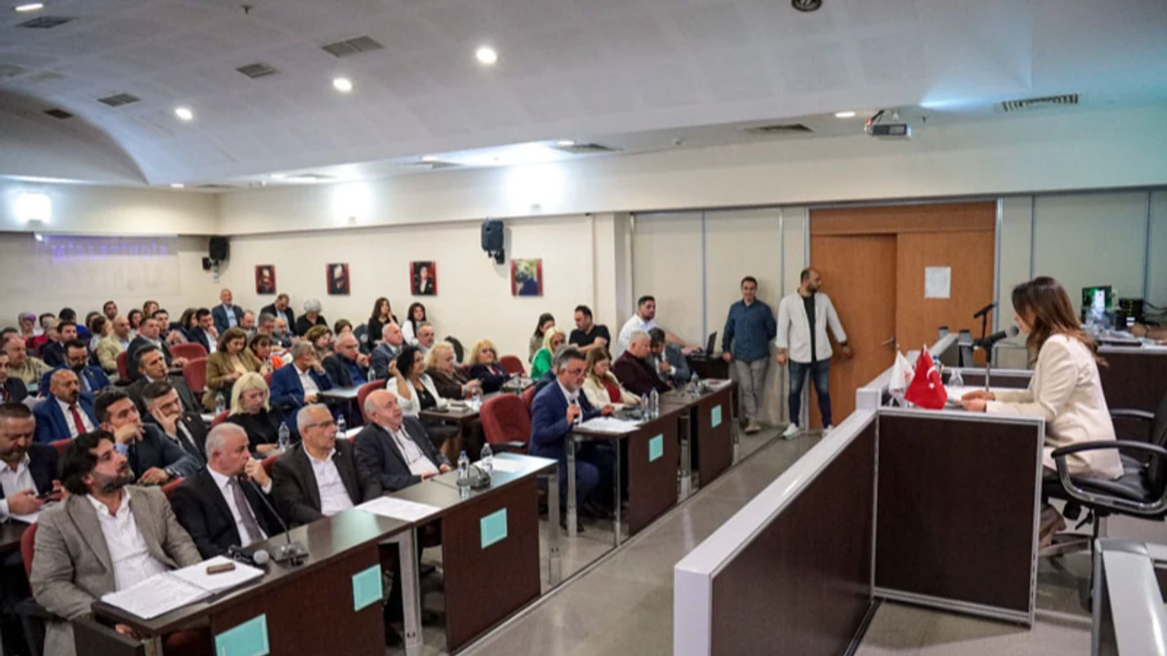 Karşıyaka Belediyesi istifa depremiyle sarsıldı! 8 meclis üyesi komisyonlardan çekildi,