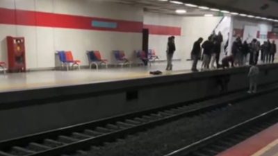 İZBAN Karşıyaka durağında çıkan kavgada bir kişi raylar üzerinde bıçaklandı!
