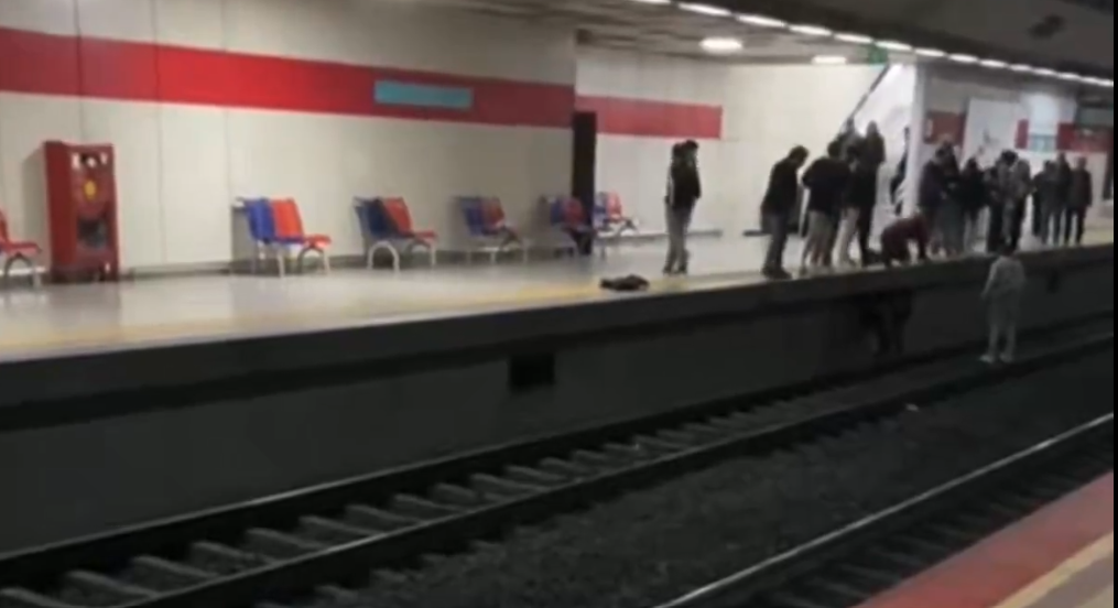 İZBAN Karşıyaka durağında çıkan kavgada bir kişi raylar üzerinde bıçaklandı!