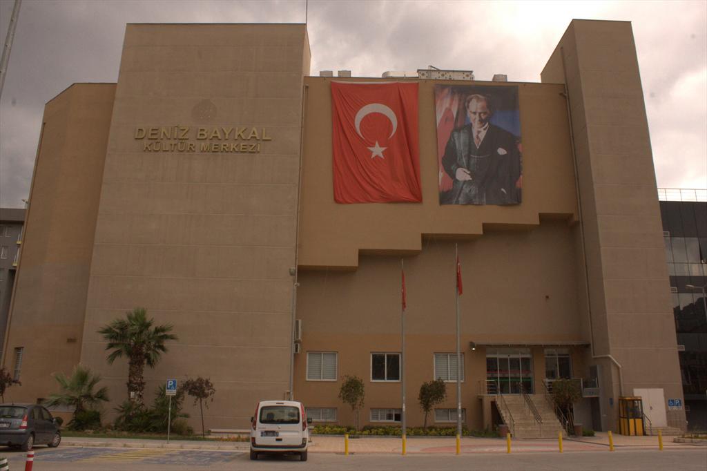 Karşıyaka üniversite projesi için imzalar atıldı! Deniz Baykal Kültür Merkezi