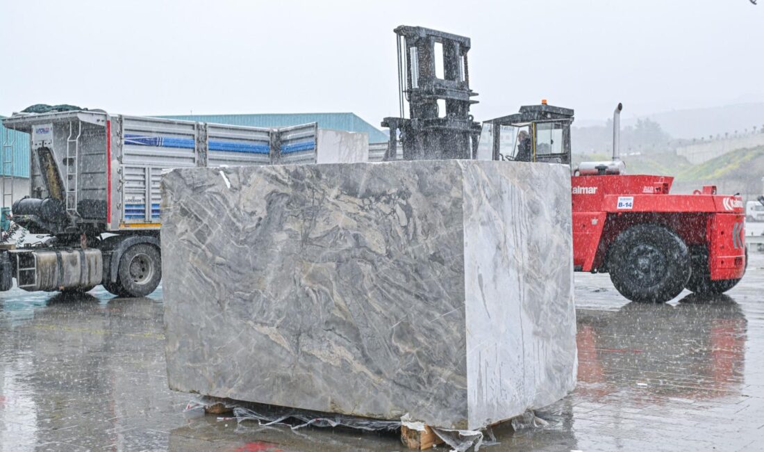 Marble İzmir Fuarı için dev mermer blokları Fuar İzmir’e inmeye