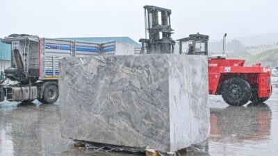 Marble İzmir Fuarı için dev mermer blokları Fuar İzmir’e inmeye