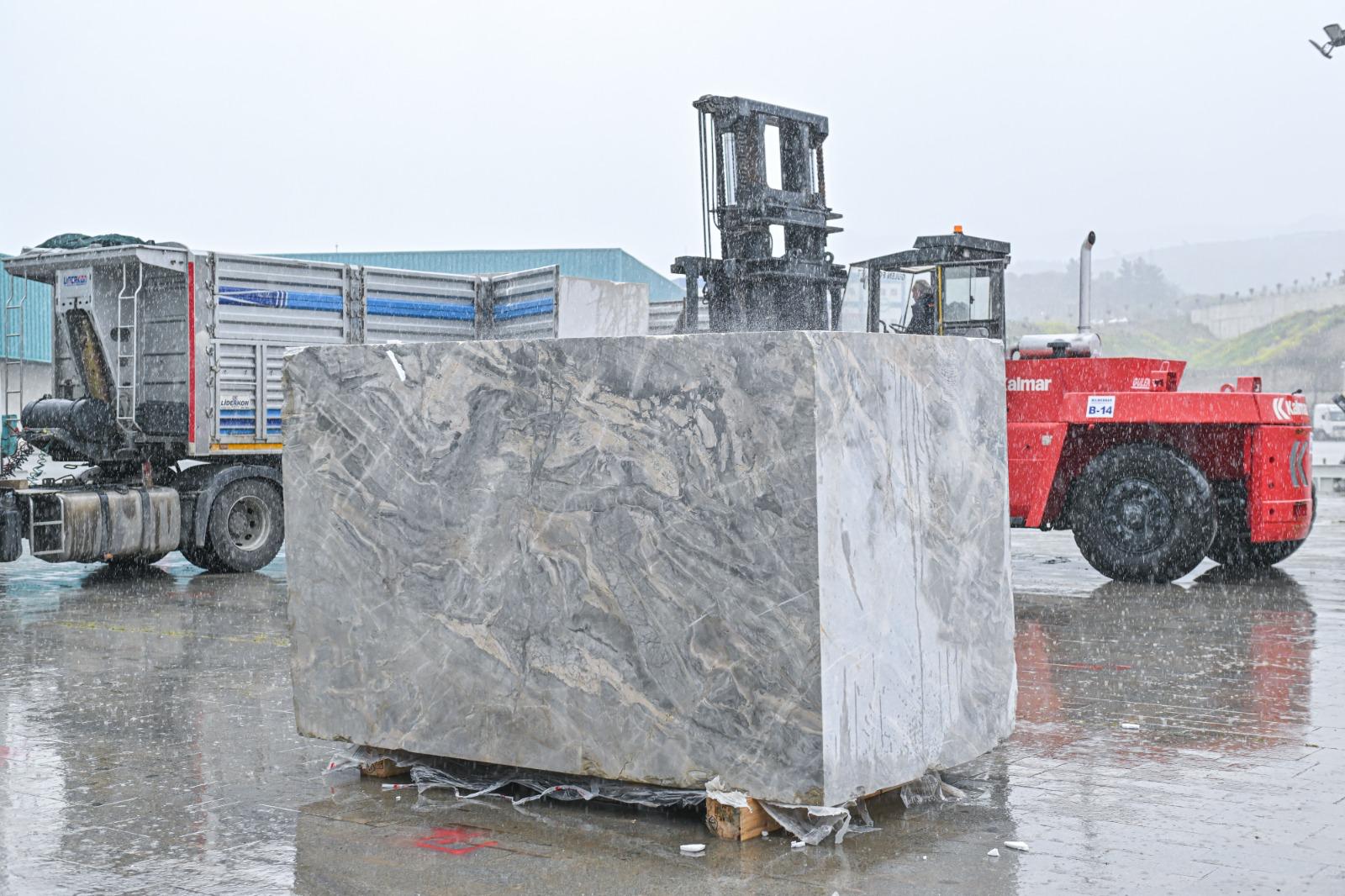 Marble İzmir Fuarı için dev mermer blokları Fuar İzmir’e inmeye