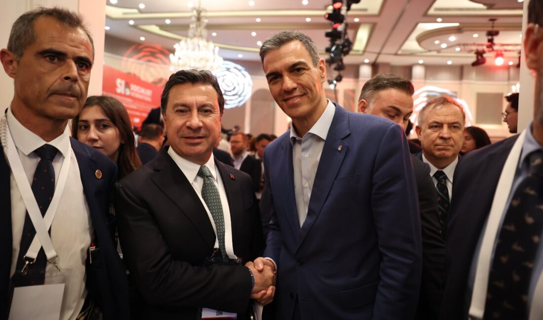 Ahmet Aras, Barselona'daki Demokrasi Zirvesi'nde Türkiye'yi temsil ediyor. Küresel liderlerle