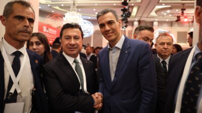 Ahmet Aras, Barselona'daki Demokrasi Zirvesi'nde Türkiye'yi temsil ediyor. Küresel liderlerle