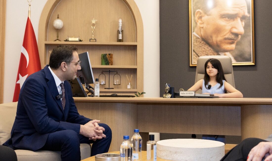 Balçova’da 23 Nisan coşkusuyla başkanlık koltuğu Defne Seyhan’a emanet edildi;