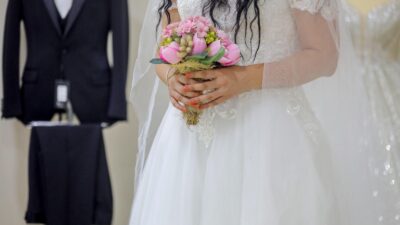 Bayraklı Belediyesi, genç çiftlerin düğün masraflarını hafifletmek için ücretsiz gelinlik