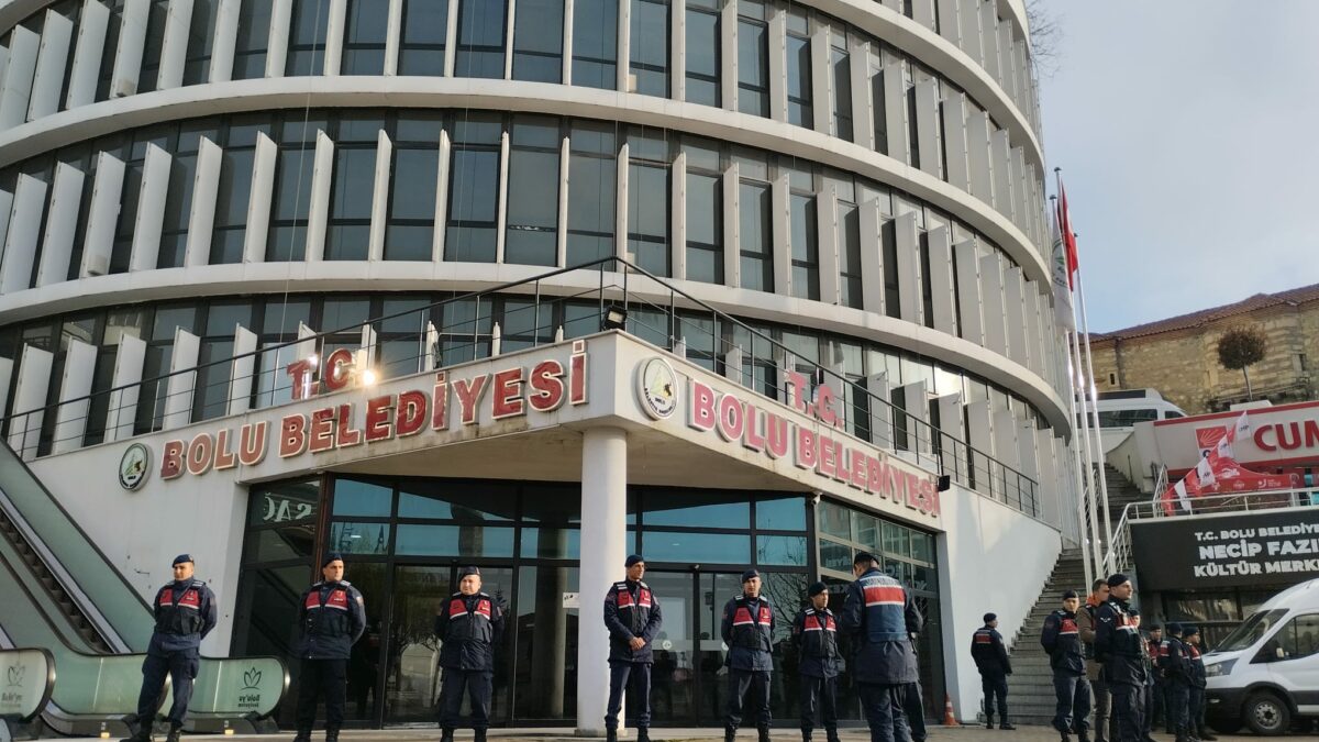 Bolu Belediyesi’ne yönelik "irtikap" soruşturmasında jandarma binada arama başlattı, 3