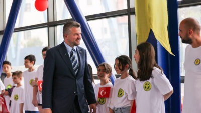 Buca’da 23 Nisan coşkusu havuzda yaşandı. Görkem Duman, çocukların heyecanına