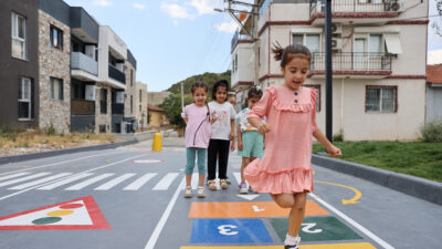 Buca Belediyesi'nin "47 Mahalle 47 Çocuk Oyun Sokağı" projesi Türkiye'nin