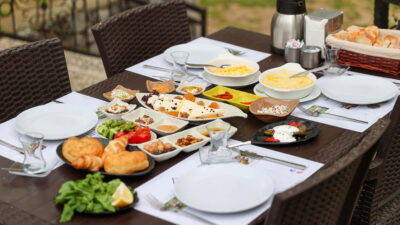 Buca Belediyesi'nin Kaynaklar'daki Dere Kafe tesisi, doğal atmosferi ve ekonomik