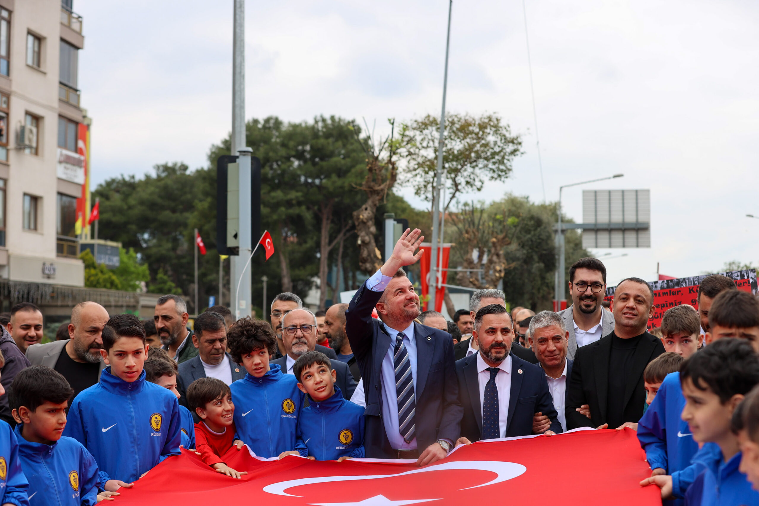 Buca Belediye Başkanı Görkem Duman 23 Nisan kutlamalarında binlerce Bucalı