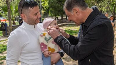 Başkan Cemil Tugay, Buca Hasanağa Bahçesi'nde halkla buluştu, çocukların doğum