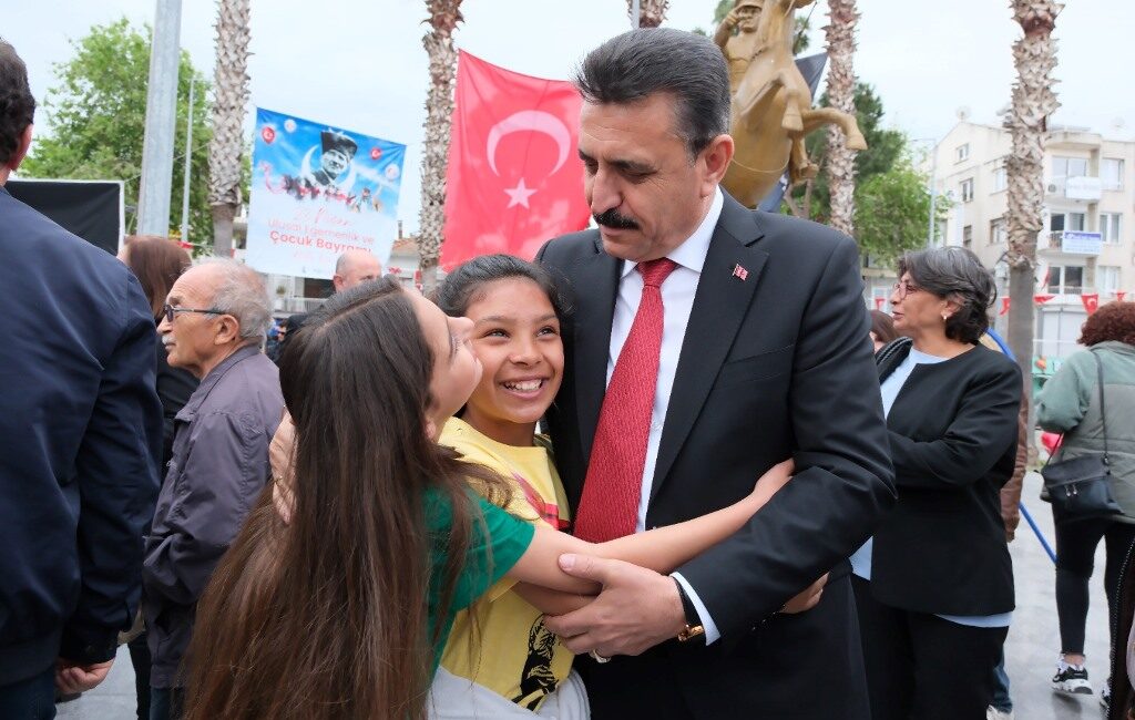 Dikili'de 23 Nisan heyecanı: Başkan Adil Kırgöz koltuğunu devretti, çocuklar