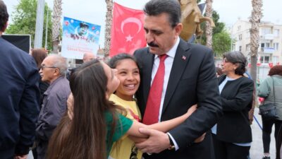 Dikili'de 23 Nisan heyecanı: Başkan Adil Kırgöz koltuğunu devretti, çocuklar