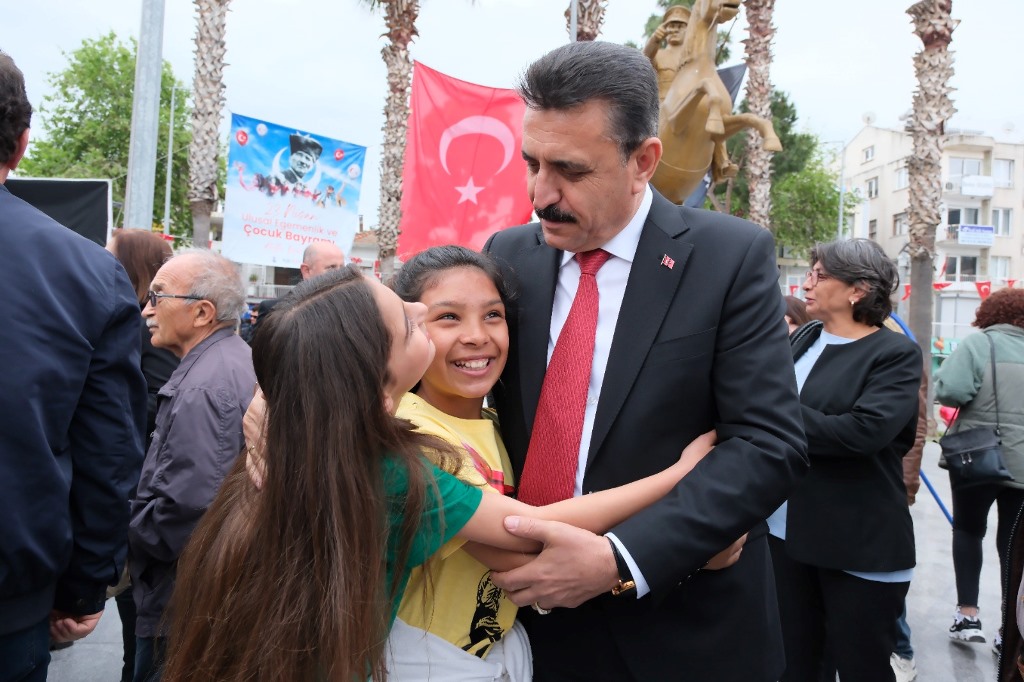 Dikili'de 23 Nisan heyecanı: Başkan Adil Kırgöz koltuğunu devretti, çocuklar